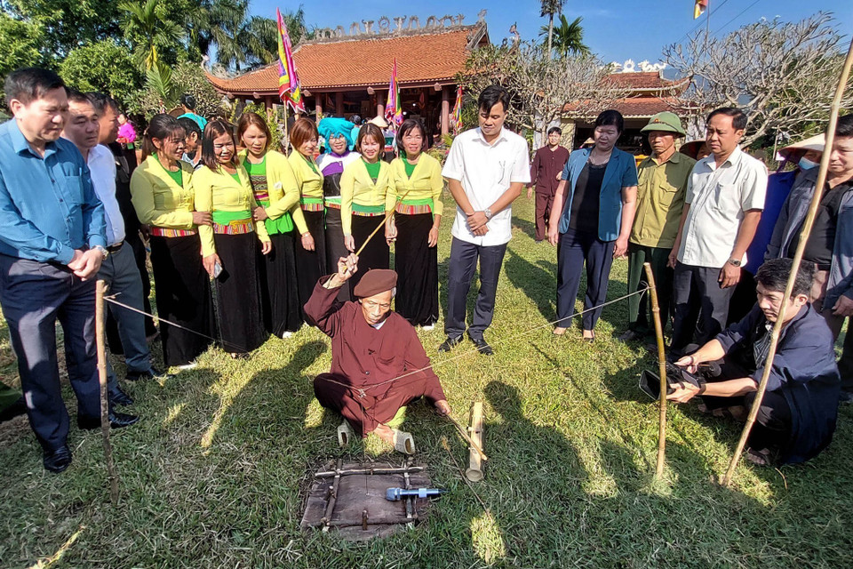 Đánh trống đất - nét văn hóa đặc trưng của đồng bào Mường tại huyện Thanh Sơn, tỉnh Phú Thọ. (Ảnh: TTXVN phát)