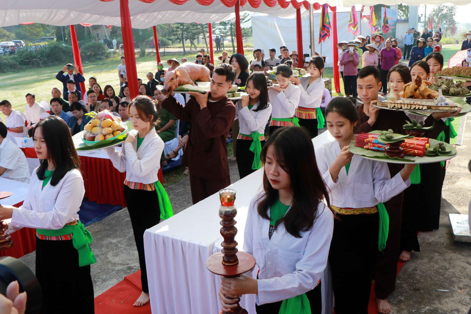 Các thanh niên ưu tú dân tộc Mường được chọn lựa kỹ để dâng lễ vật tại lễ Tết cơm mới. (Ảnh: Trung Kiên/TTXVN)