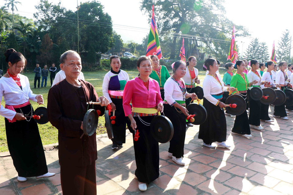 Người dân tham gia diễn tấu cồng chiêng trước sân Đình Khoang, xã Hương Cần, huyện Thanh Sơn, tỉnh Phú Thọ. (Ảnh: Trung Kiên/TTXVN)
