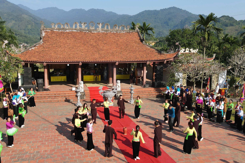 Người dân tham gia diễn tấu cồng chiêng trước sân Đình Khoang. (Ảnh: Trung Kiên/TTXVN)