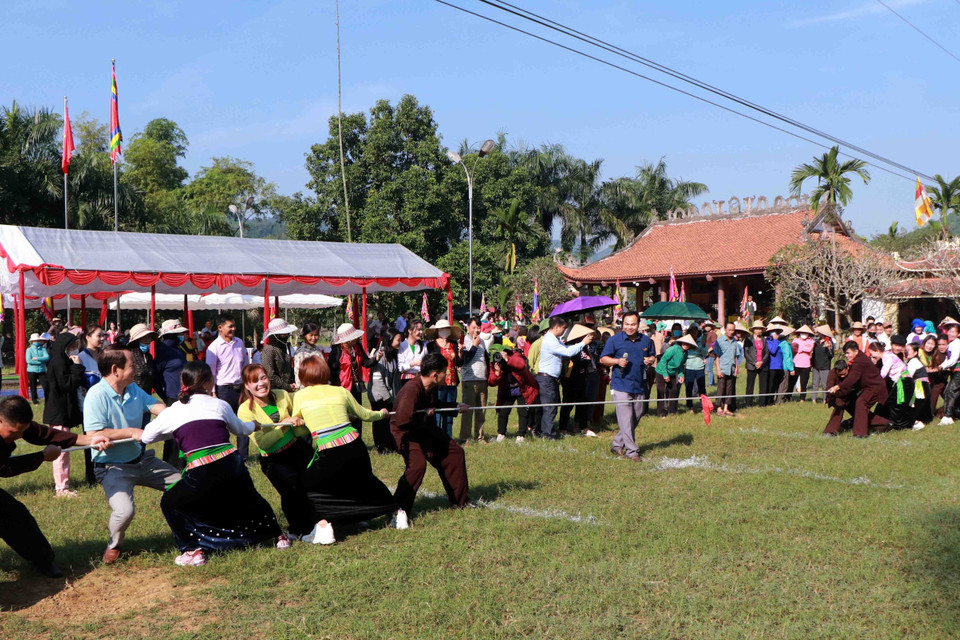 Người dân thi kéo co tại lễ Tết cơm mới. (Ảnh: Trung Kiên/TTXVN)