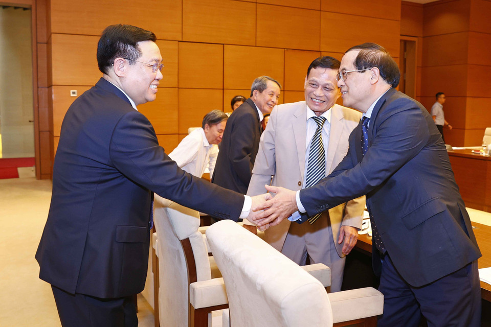 Chiều 2/8, tại Nhà Quốc hội, Chủ tịch Quốc hội Vương Đình Huệ tiếp các thành viên Câu lạc bộ Kinh tế, Văn hóa và Du lịch. (Ảnh: Doãn Tấn/TTXVN)