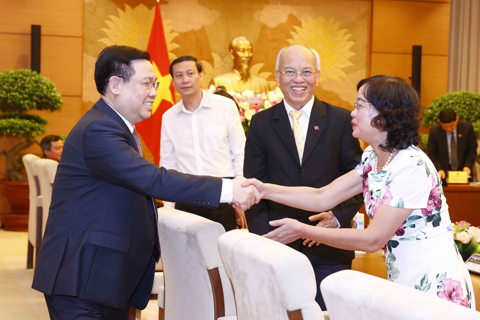 Chủ tịch Quốc hội Vương Đình Huệ với đại biểu. (Ảnh: Doãn Tấn/TTXVN)