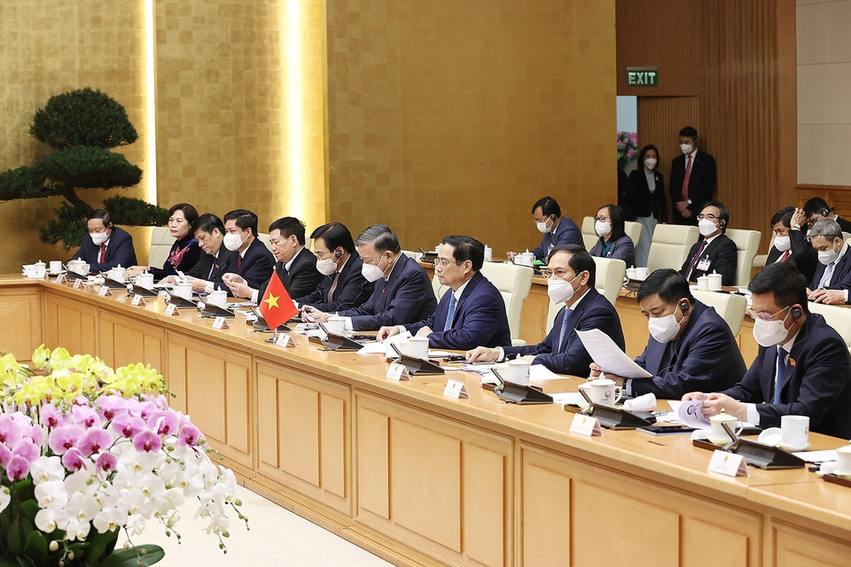 Thủ tướng Phạm Minh Chính và đoàn Việt Nam tại cuộc hội đàm với Thủ tướng Lào Phankham Viphavanh và đoàn đại biểu Lào. (Ảnh: Dương Giang/TTXVN)