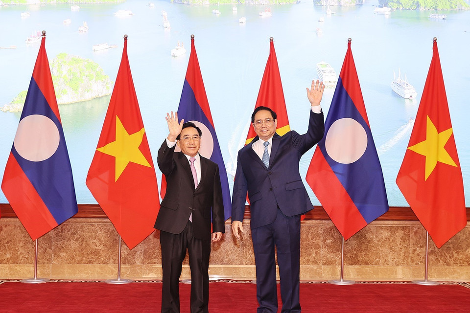 Hình ảnh Thủ tướng Phạm Minh Chính và Thủ tướng Lào Phankham Viphavanh chụp ảnh chung. (Ảnh: Dương Giang/TTXVN)
