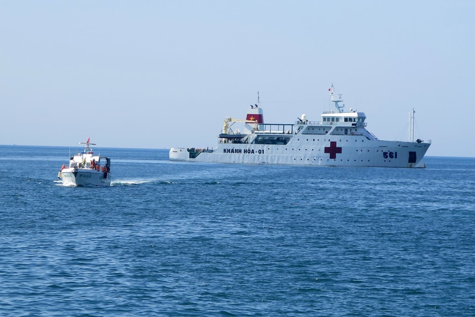 Tàu bệnh viện Khánh Hòa 01 neo đậu tại vùng biển Vũng Rô, thị xã Đông Hòa, tỉnh Phú Yên. (Ảnh: Xuân Triệu/TTXVN)