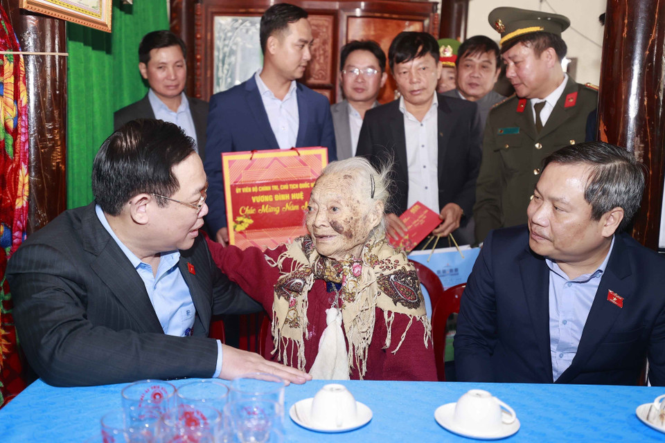 Chủ tịch Quốc hội Vương Đình Huệ thăm, tặng quà Tết cho mẹ Việt Nam Anh hùng Nguyễn Thị Can (sinh năm 1922, có chồng và một con là liệt sỹ). (Ảnh: Doãn Tấn/TTXVN)