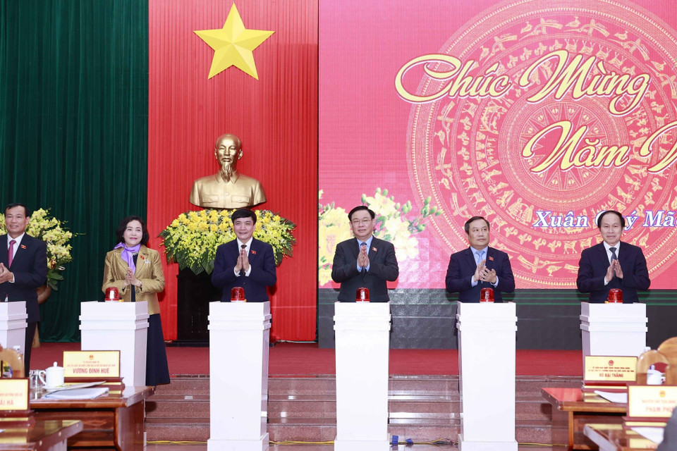 Chủ tịch Quốc hội Vương Đình Huệ và đại biểu thực hiện nghi thức ấn nút khởi công các công trình trọng điểm. (Ảnh: Doãn Tấn/TTXVN)