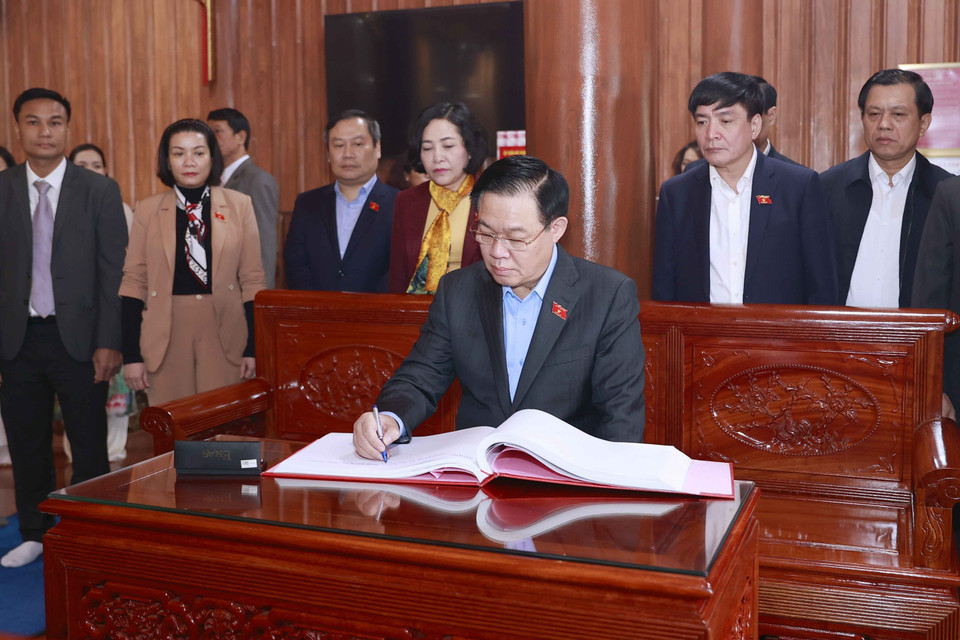 Chủ tịch Quốc hội Vương Đình Huệ ghi sổ vàng lưu niệm. (Ảnh: Doãn Tấn/TTXVN)