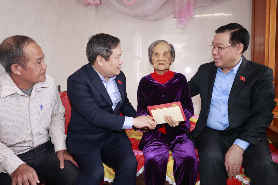 Chủ tịch Quốc hội Vương Đình Huệ thăm, tặng quà Tết mẹ Việt Nam Anh hùng Nguyễn Thị Tôi (sinh năm 1931, có hai con là liệt sỹ). (Ảnh: Doãn Tấn/TTXVN)