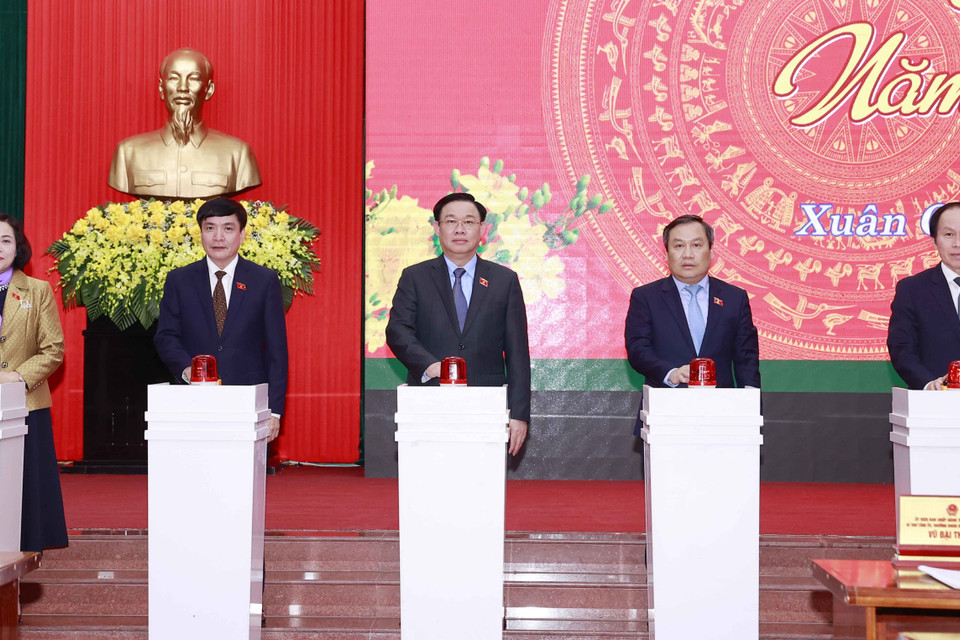 Chủ tịch Quốc hội Vương Đình Huệ và đại biểu thực hiện nghi thức ấn nút khởi công các công trình trọng điểm. (Ảnh: Doãn Tấn/TTXVN)