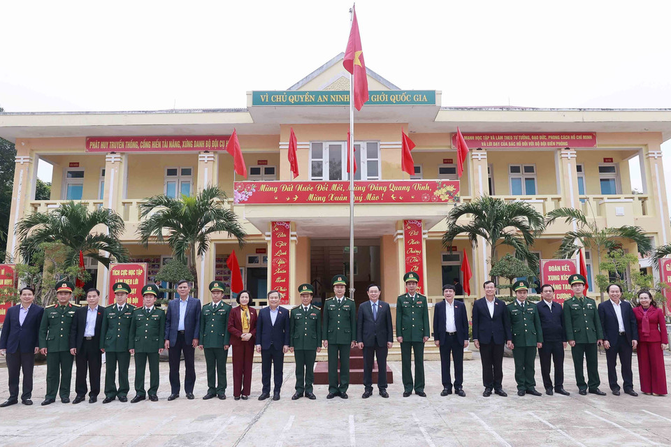 Chủ tịch Quốc hội Vương Đình Huệ chụp ảnh lưu niệm với đại biểu. (Ảnh: Doãn Tấn/TTXVN)