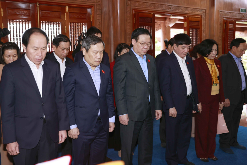 Hình ảnh Chủ tịch Quốc hội Vương Đình Huệ dâng hương tại Đền thờ Bác Hồ và các Anh hùng liệt sỹ tỉnh Quảng Bình. (Ảnh: Doãn Tấn/TTXVN)