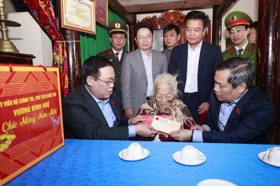 Chủ tịch Quốc hội Vương Đình Huệ tặng quà Tết cho mẹ Việt Nam Anh hùng Nguyễn Thị Can (sinh năm 1922, có chồng và một con là liệt sỹ). (Ảnh: Doãn Tấn/TTXVN)