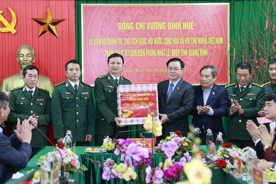 Chủ tịch Quốc hội Vương Đình Huệ tặng quà Tết cán bộ, chiến sỹ Đồn Biên phòng Nhật Lệ, Quảng Bình. (Ảnh: Doãn Tấn/TTXVN)