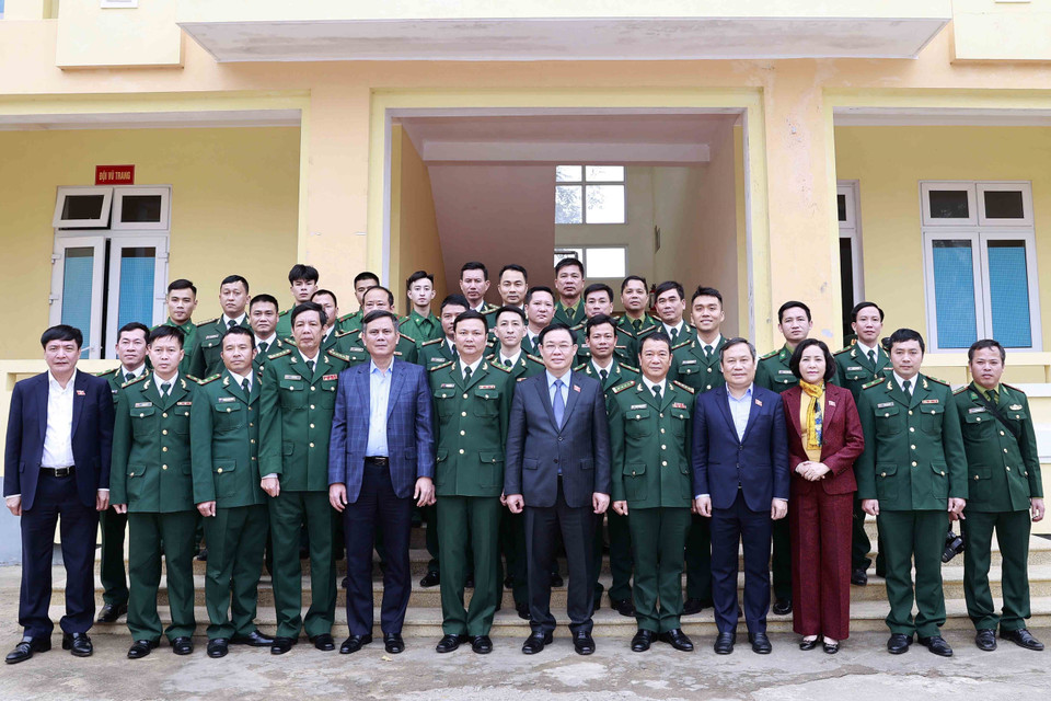 Chủ tịch Quốc hội Vương Đình Huệ với cán bộ, chiến sỹ và đại biểu. (Ảnh: Doãn Tấn/TTXVN)