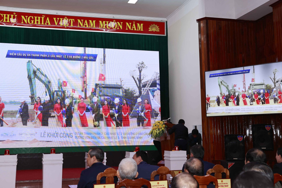 Chủ tịch Quốc hội Vương Đình Huệ và đại biểu xem cầu truyền hình khởi công các công trình trọng điểm. (Ảnh: Doãn Tấn/TTXVN)