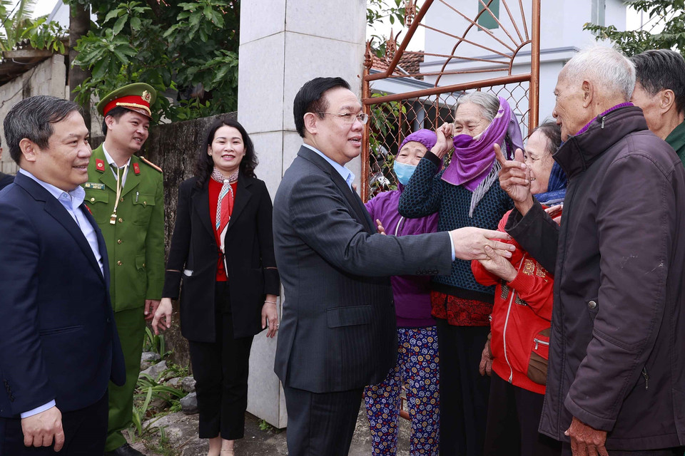 Chủ tịch Quốc hội Vương Đình Huệ với nhân dân xã Tân Ninh, huyện Quảng Ninh. (Ảnh: Doãn Tấn/TTXVN)