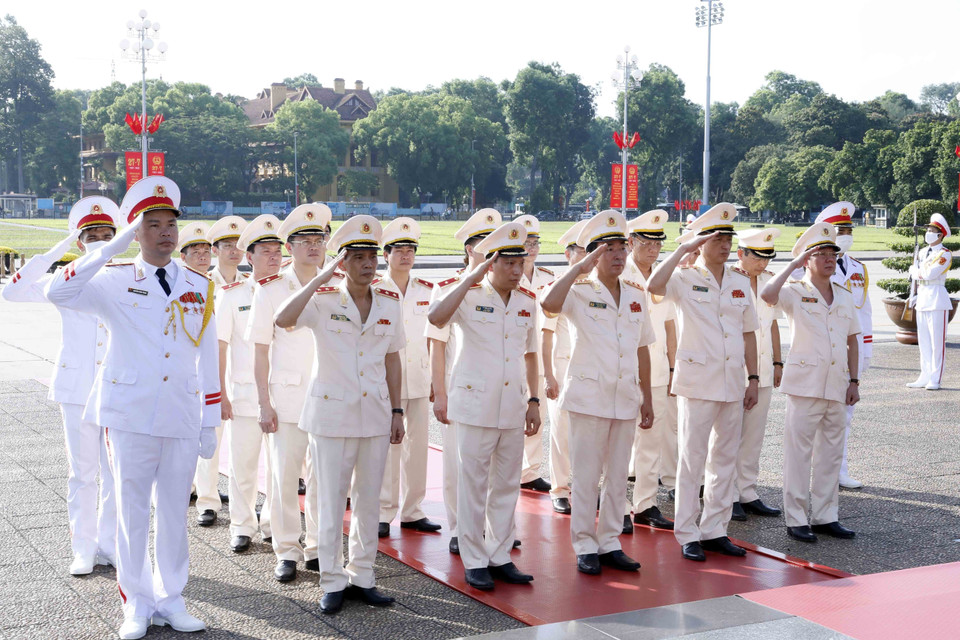 Đoàn đại biểu Đảng ủy Công an Trung ương và Bộ Công an tưởng niệm Chủ tịch Hồ Chí Minh. (Ảnh: An Đăng/TTXVN)