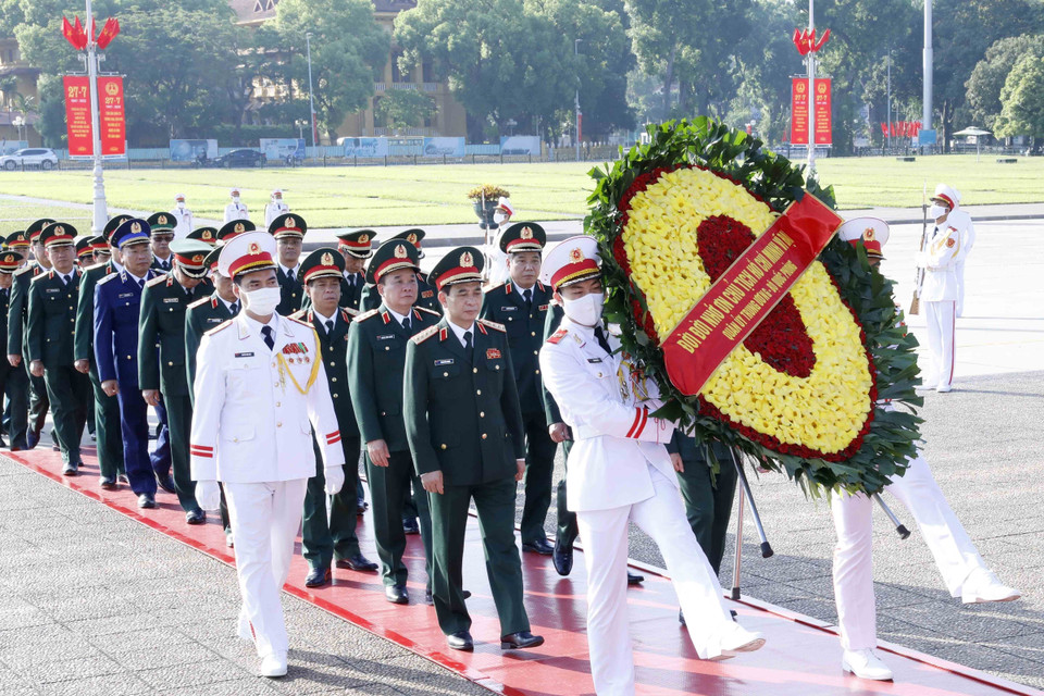 Đoàn đại biểu Quân ủy Trung ương và Bộ Quốc phòng đặt vòng hoa và vào Lăng viếng Chủ tịch Hồ Chí Minh. (Ảnh: An Đăng/TTXVN)