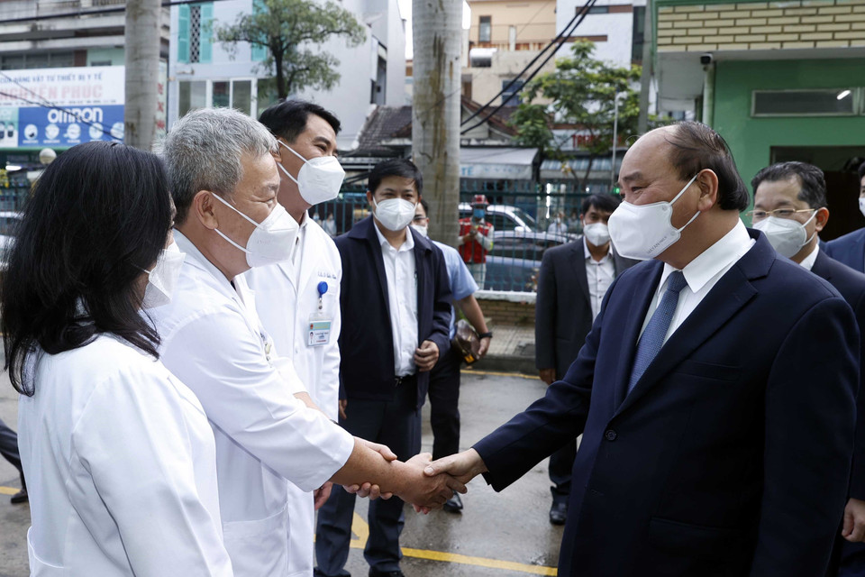 Chủ tịch nước Nguyễn Xuân Phúc thăm hỏi, động viên các y, bác sỹ tại Bệnh viện Đà Nẵng. (Ảnh: Thống Nhất/TTXVN)