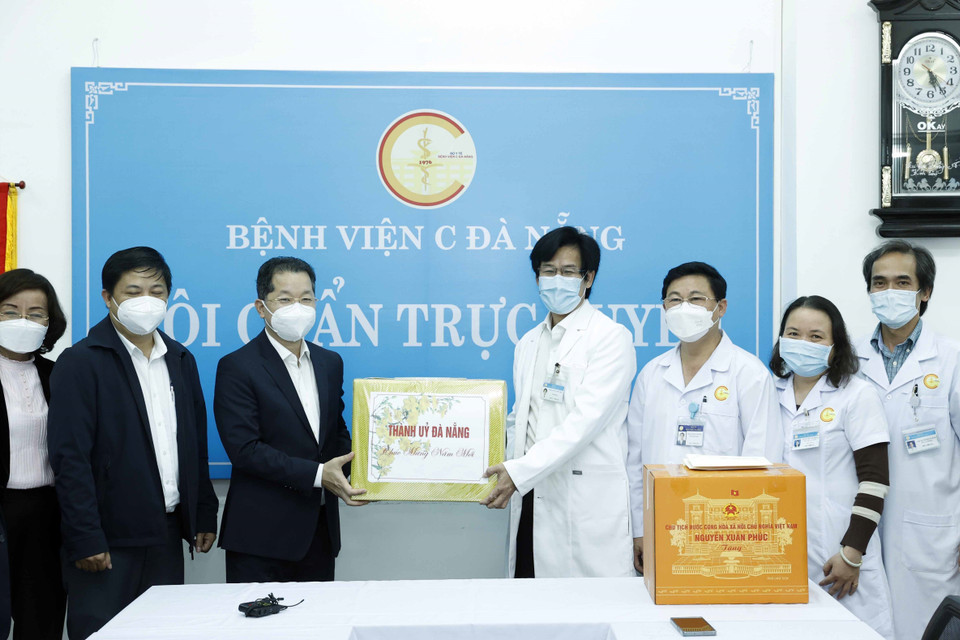 Ông Nguyễn Văn Quảng, Bí thư Thành ủy Đà Nẵng tặng quà động viên các y, bác sỹ tại Bệnh viện C Đà Nẵng. (Ảnh: Thống Nhất/TTXVN)