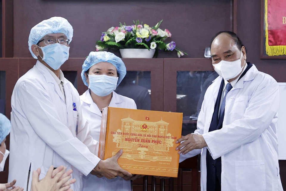 Chủ tịch nước Nguyễn Xuân Phúc tặng quà các y, bác sỹ tại Bệnh viện C Đà Nẵng. (Ảnh: Thống Nhất/TTXVN)