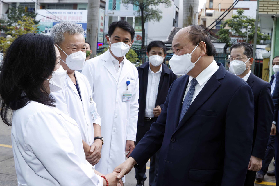 Hình ảnh Chủ tịch nước Nguyễn Xuân Phúc thăm hỏi, động viên các y, bác sỹ tại Bệnh viện Đà Nẵng. (Ảnh: Thống Nhất/TTXVN)