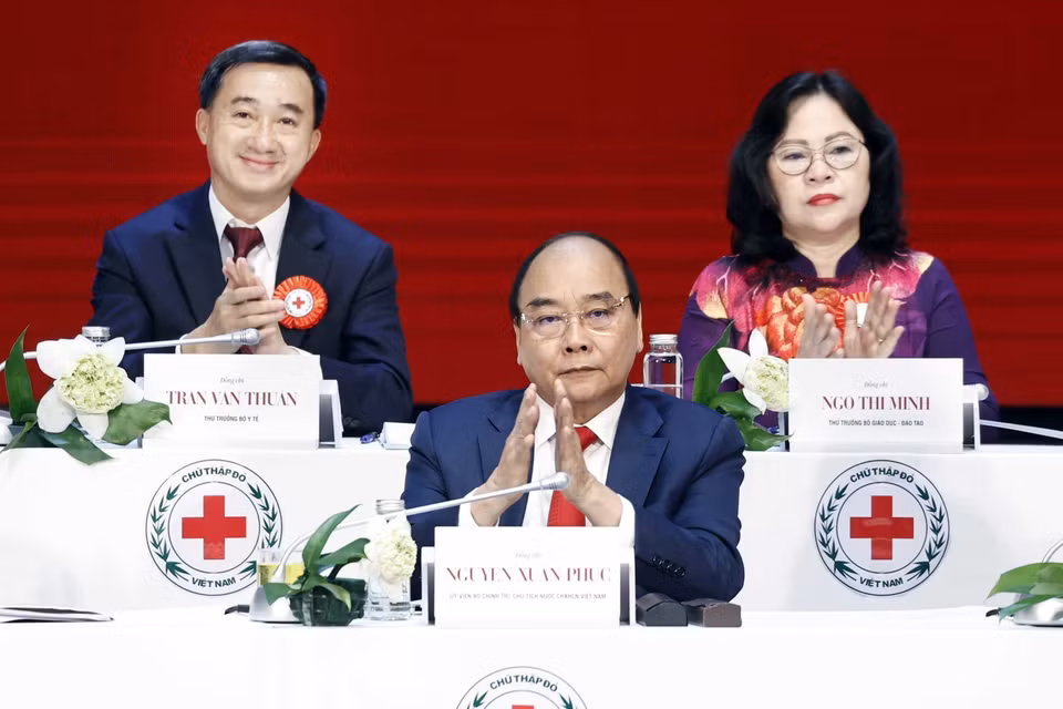Chủ tịch nước Nguyễn Xuân Phúc cùng Đoàn Chủ tịch Đại hội. (Ảnh: Thống Nhất/TTXVN)