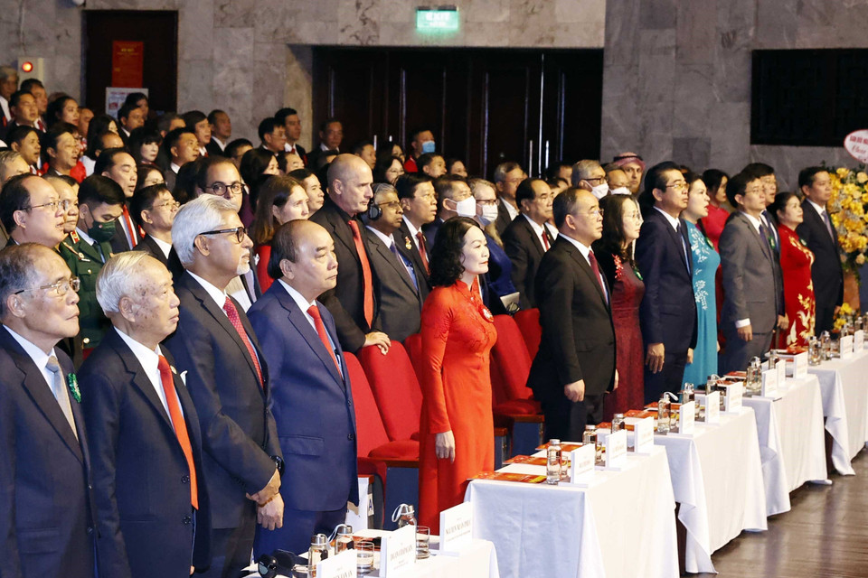 Chủ tịch nước Nguyễn Xuân Phúc cùng các lãnh đạo, nguyên lãnh đạo Đảng và Nhà nước thực hiện nghi thức chào cờ. (Ảnh: Thống Nhất/TTXVN)