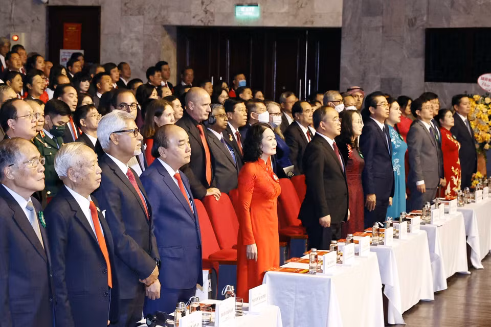 Chủ tịch nước Nguyễn Xuân Phúc cùng các lãnh đạo, nguyên lãnh đạo Đảng và Nhà nước thực hiện nghi thức chào cờ. (Ảnh: Thống Nhất/TTXVN)