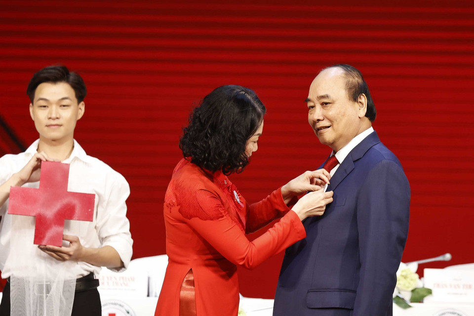 Chủ tịch nước Nguyễn Xuân Phúc được suy tôn là Chủ tịch danh dự Hội Chữ thập Đỏ Việt Nam. (Ảnh: Thống Nhất/TTXVN)