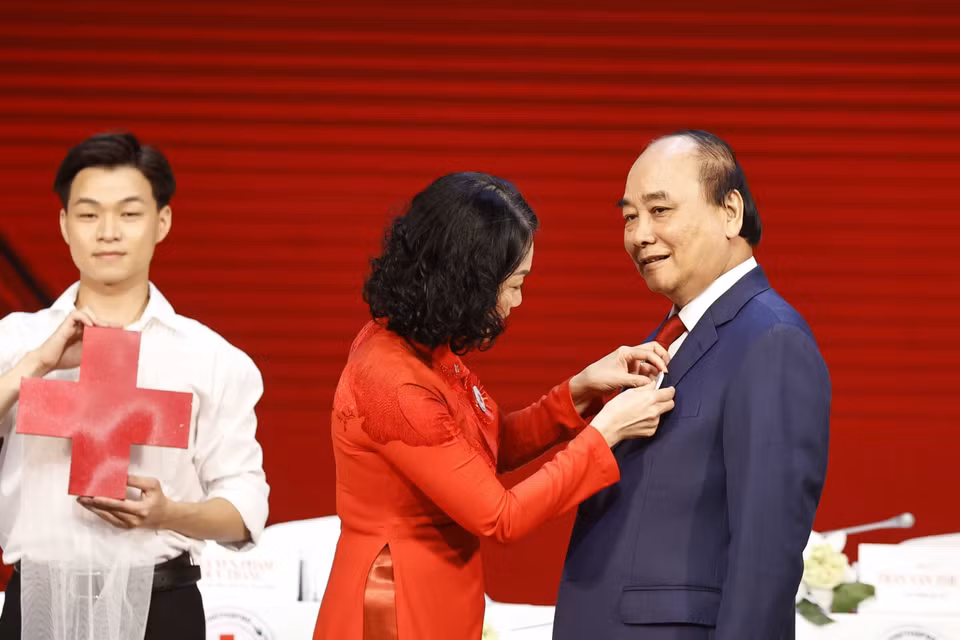 Chủ tịch nước Nguyễn Xuân Phúc được suy tôn là Chủ tịch danh dự Hội Chữ thập Đỏ Việt Nam. (Ảnh: Thống Nhất/TTXVN)