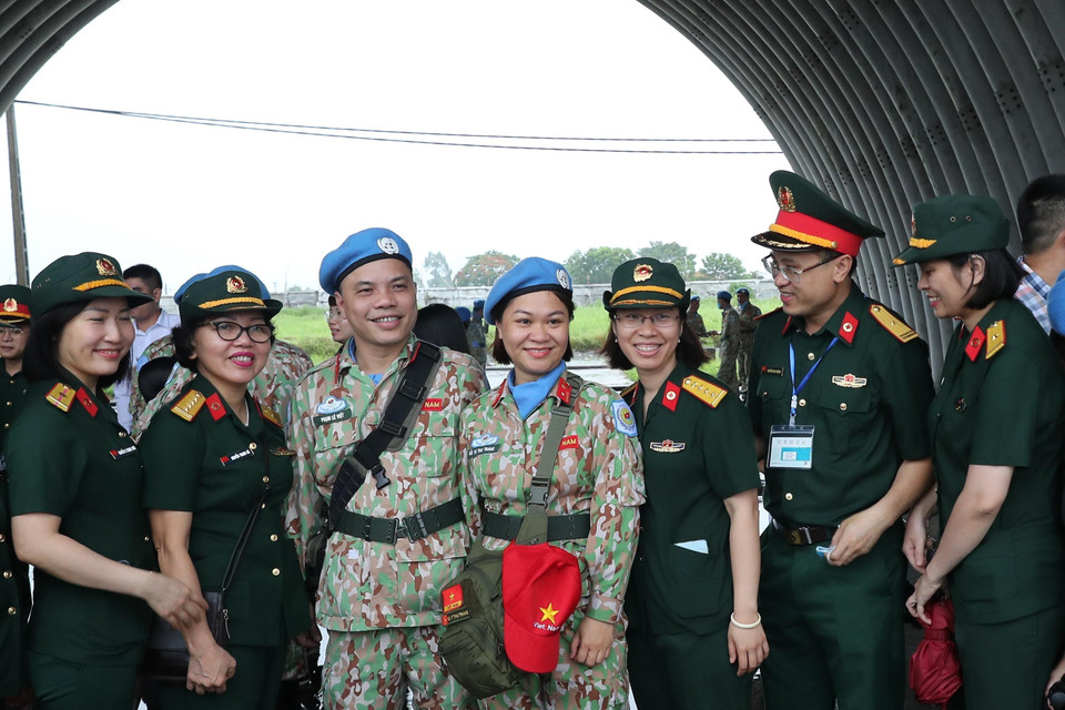 Người thân, bạn bè, đồng nghiệp tiễn đoàn lên đường. (Ảnh: Trọng Đức/TTXVN)