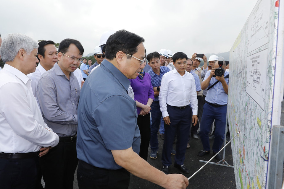 Thủ tướng Phạm Minh Chính kiểm tra xây dựng dự án tuyến đường Đông-Tây giai đoạn 1 đoạn từ thành phố Tam Điệp đến huyện Nho Quan. (Ảnh: Dương Giang/TTXVN)