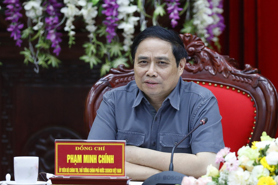Thủ tướng Phạm Minh Chính chủ trì buổi làm việc với lãnh đạo chủ chốt tỉnh Ninh Bình. (Ảnh: Dương Giang/TTXVN)
