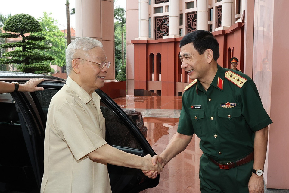 Đại tướng Phan Văn Giang, Ủy viên Bộ Chính trị, Phó Bí thư Quân ủy Trung ương, Bộ trưởng Bộ Quốc phòng đón Tổng Bí thư Nguyễn Phú Trọng, Bí thư Quân ủy Trung ương đến dự hội nghị. (Ảnh: Trí Dũng/TTXVN)
