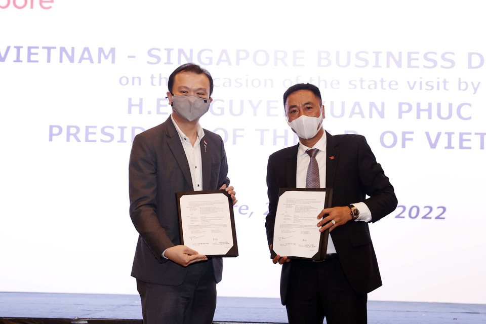 Doanh nghiệp hai nước trao đổi các hợp đồng, thỏa thuận hợp tác tại cuộc Đối thoại doanh nghiệp Việt Nam-Singapore. (Ảnh: Thống Nhất/TTXVN)