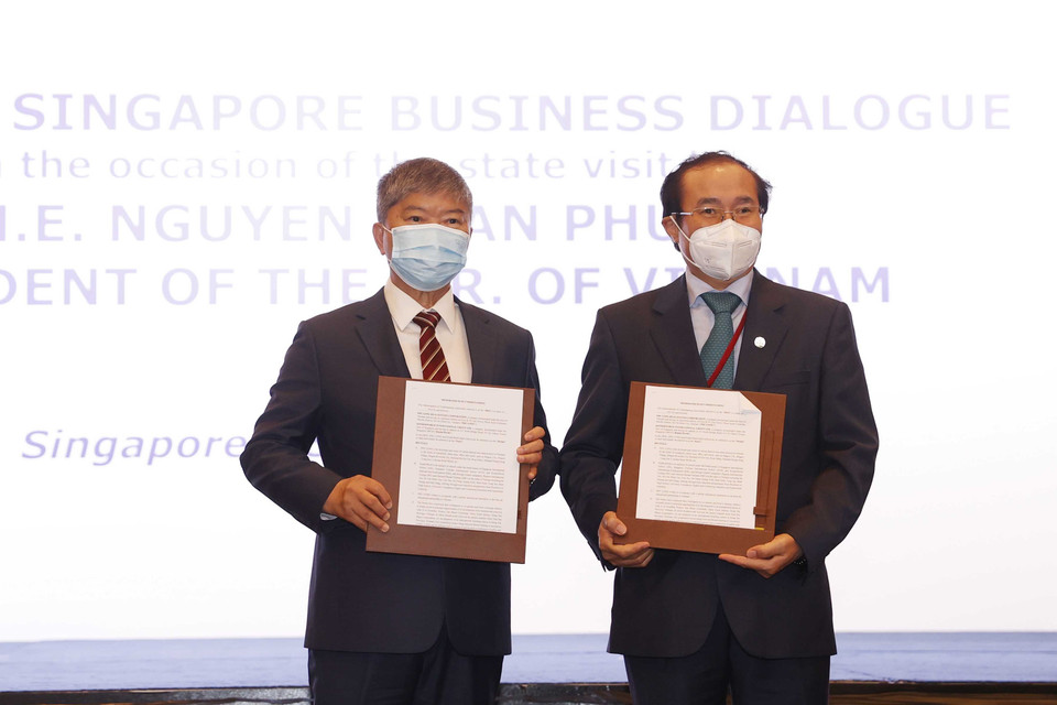 Doanh nghiệp hai nước trao đổi các hợp đồng, thỏa thuận hợp tác tại cuộc Đối thoại doanh nghiệp Việt Nam-Singapore. (Ảnh: Thống Nhất/TTXVN)