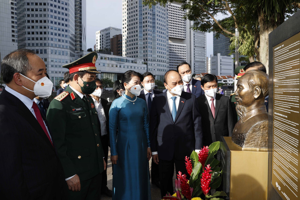 Chủ tịch nước Nguyễn Xuân Phúc và phu nhân cùng đoàn cấp cao Việt Nam đến dâng hoa tại Tượng đài Chủ tịch Hồ Chí Minh ở Singapore. (Ảnh: Thống Nhất/TTXVN)
