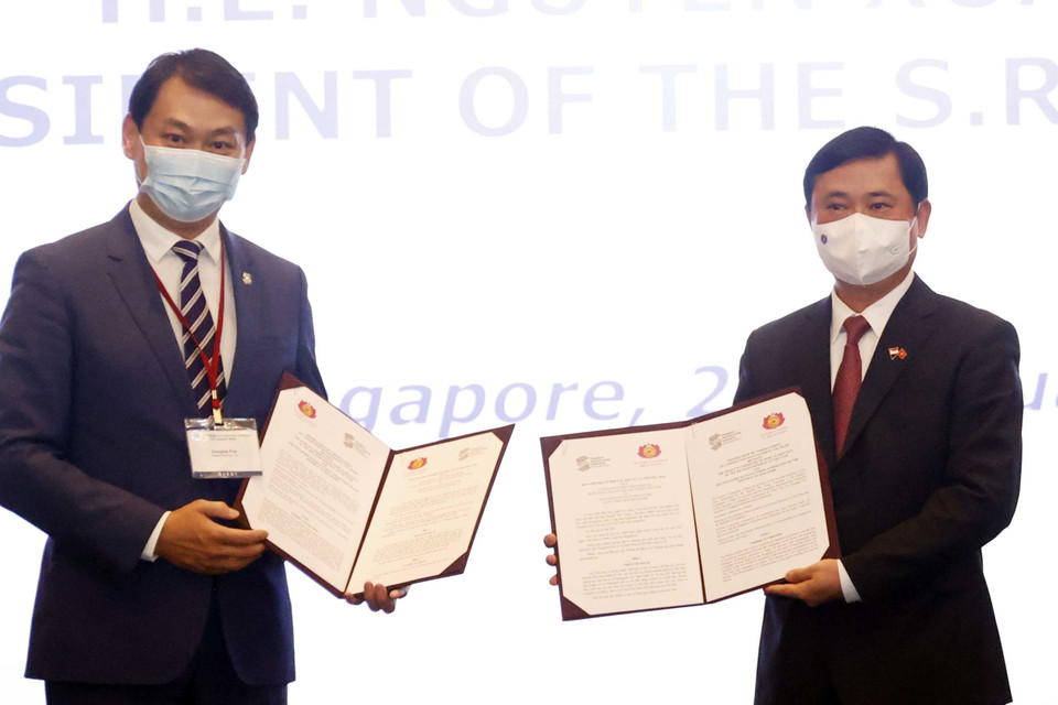 Bí thư Tỉnh ủy Nghệ An Thái Thanh Quý (bên phải) và nhà đầu tư Singapore trao thỏa thuận hợp tác, đầu tư. (Ảnh: Thống Nhất/TTXVN)