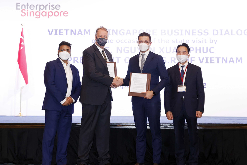 Doanh nghiệp hai nước trao đổi các hợp đồng, thỏa thuận hợp tác tại cuộc Đối thoại doanh nghiệp Việt Nam-Singapore. (Ảnh: Thống Nhất/TTXVN)