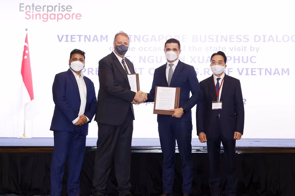 Doanh nghiệp hai nước trao đổi các hợp đồng, thỏa thuận hợp tác tại cuộc Đối thoại doanh nghiệp Việt Nam-Singapore. (Ảnh: Thống Nhất/TTXVN)