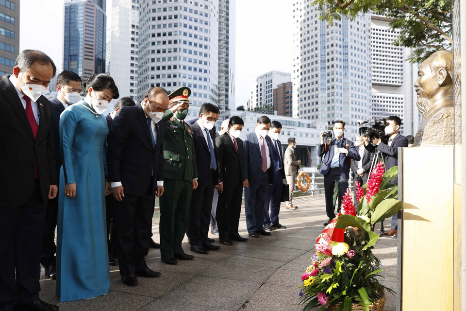 Chủ tịch nước Nguyễn Xuân Phúc và phu nhân cùng đoàn cấp cao Việt Nam đến dâng hoa tại Tượng đài Chủ tịch Hồ Chí Minh ở Singapore. (Ảnh: Thống Nhất/TTXVN)