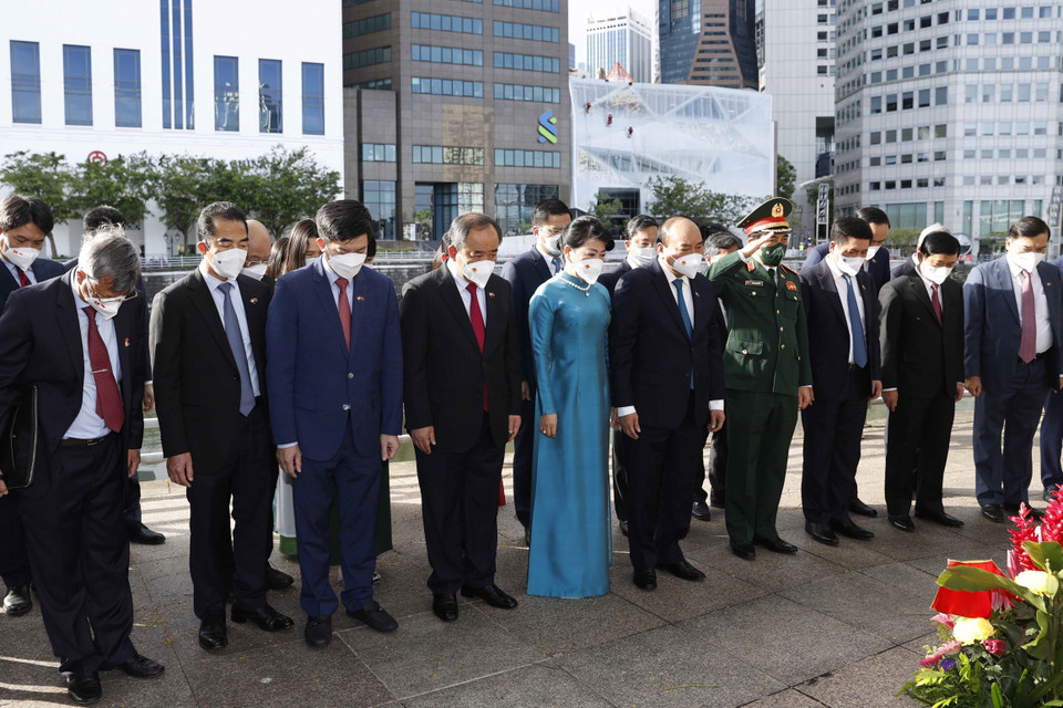 Tiếp tục chuyến thăm cấp Nhà nước tới Singapore, sáng 26/2, Chủ tịch nước Nguyễn Xuân Phúc và phu nhân cùng đoàn cấp cao Việt Nam đến dâng hoa tại Tượng đài Chủ tịch Hồ Chí Minh ở Singapore. (Ảnh: Thống Nhất/TTXVN)