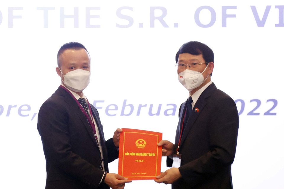 Chủ tịch UBND tỉnh Bắc Giang Lê Ánh Dương (bên phải) trao Giấy chứng nhận đăng ký đầu tư vào tỉnh Bắc Giang cho nhà đầu tư Singapore. (Ảnh: Thống Nhất/TTXVN) 