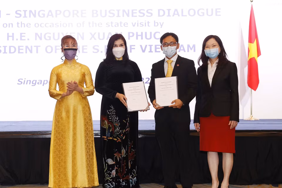 Doanh nghiệp hai nước trao đổi các hợp đồng, thỏa thuận hợp tác tại cuộc Đối thoại doanh nghiệp Việt Nam-Singapore. (Ảnh: Thống Nhất/TTXVN)