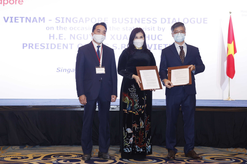 Doanh nghiệp hai nước trao đổi các hợp đồng, thỏa thuận hợp tác tại cuộc Đối thoại doanh nghiệp Việt Nam-Singapore. (Ảnh: Thống Nhất/TTXVN)