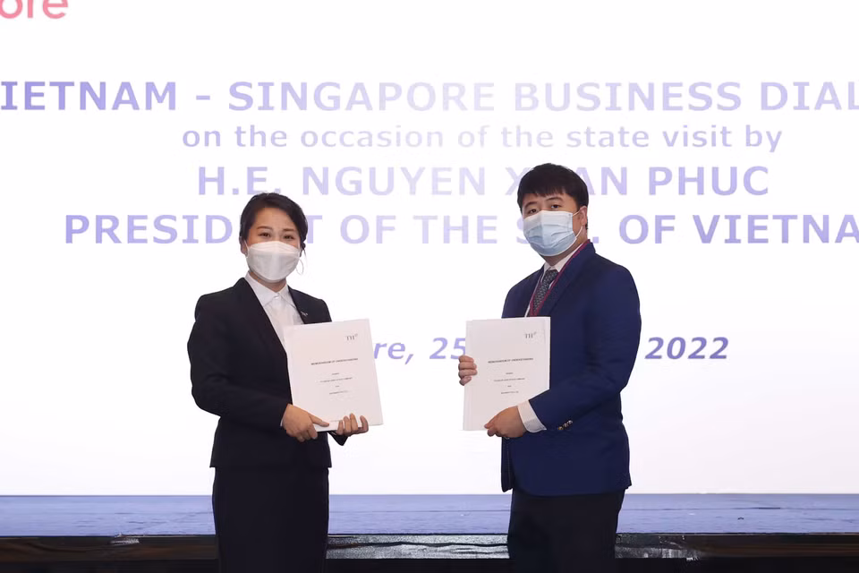 Doanh nghiệp hai nước trao đổi các hợp đồng, thỏa thuận hợp tác tại cuộc Đối thoại doanh nghiệp Việt Nam-Singapore. (Ảnh: Thống Nhất/TTXVN)