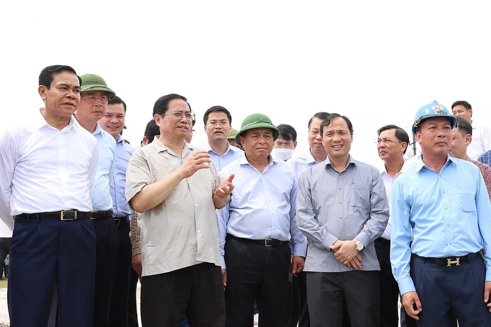 Hình ảnh Thủ tướng Phạm Minh Chính khảo sát thực trạng mỏ sắt Thạch Khê. (Ảnh: Dương Giang/TTXVN)